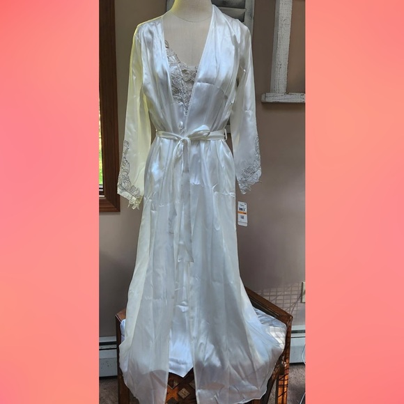 SATINY OFF-WHITE w/SILVERY APPLIQUE FLORA BY FLORA NIKROOZ WRAP AROUND ROBE L/XL